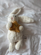 Cargar imagen en el visor de la galería, Jellycat - Cream Bunny with Star
