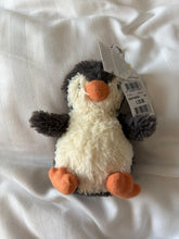 गैलरी व्यूवर में इमेज लोड करें, Jellycat - Peanut Penguin Bag Charm
