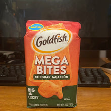 画像をギャラリービューアに読み込む, Goldfish Baked Snack Crackers - Mega Bites Cheddar Jalapeño
