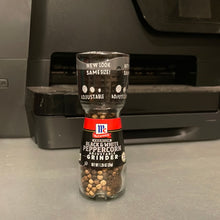 將圖片載入圖庫檢視器 McCormick Black &amp; White Peppercorn Adjustable Grinder
