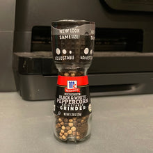 將圖片載入圖庫檢視器 McCormick Black &amp; White Peppercorn Adjustable Grinder
